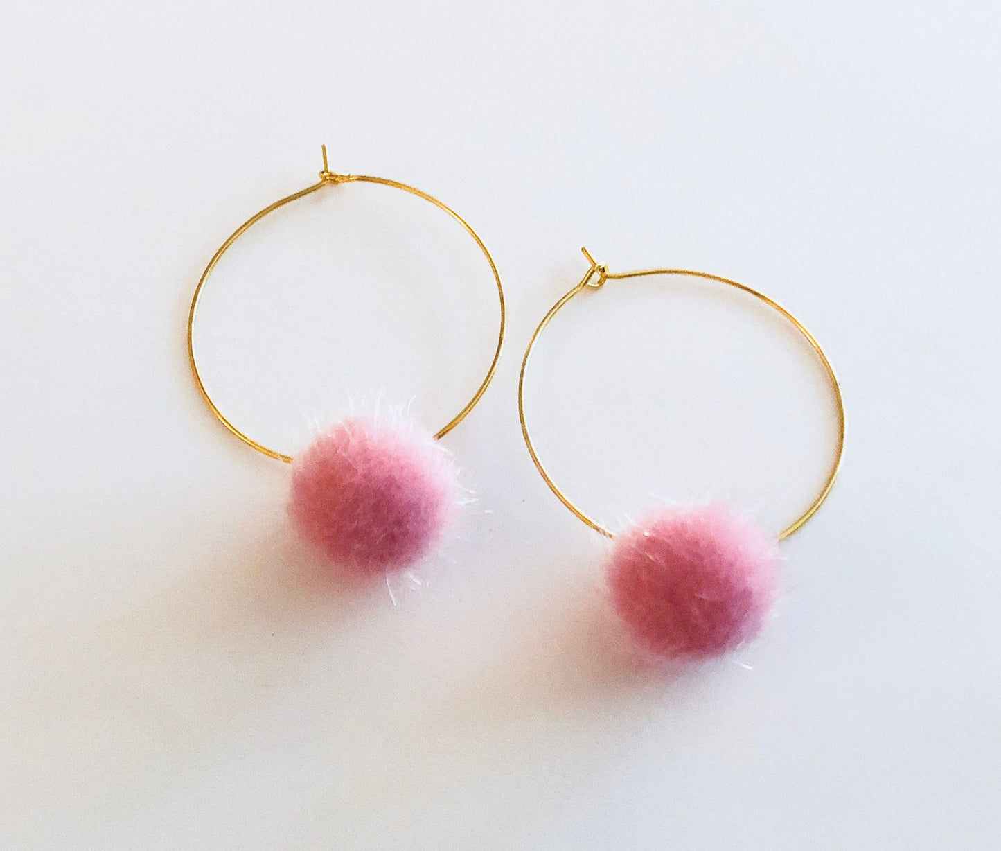 Pink Pom Poms Gold Hoops, Fluffy Pink Pom Pom Charms Hopps, Gold Hoop Earrings, Gold Earrings with Charm Balls Pom Poms