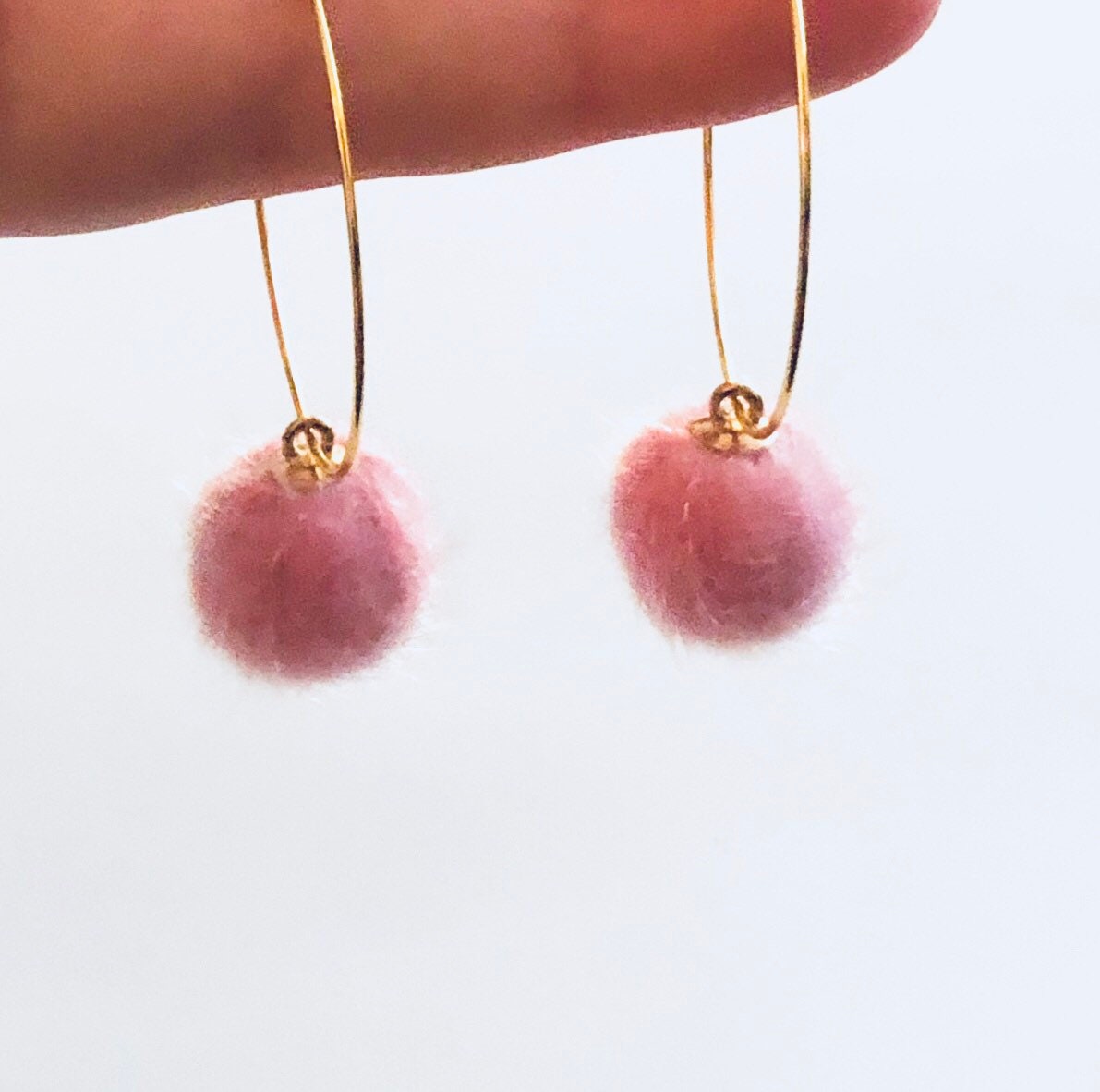 Pink Pom Poms Gold Hoops, Fluffy Pink Pom Pom Charms Hopps, Gold Hoop Earrings, Gold Earrings with Charm Balls Pom Poms