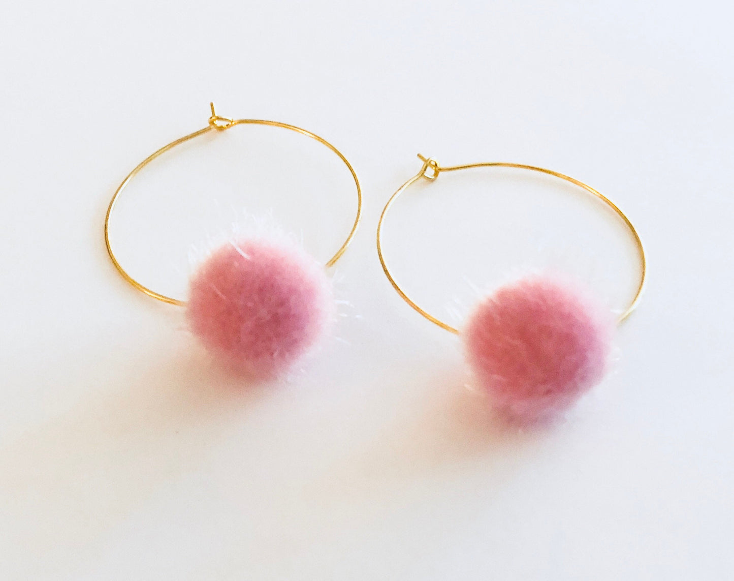 Pink Pom Poms Gold Hoops, Fluffy Pink Pom Pom Charms Hopps, Gold Hoop Earrings, Gold Earrings with Charm Balls Pom Poms