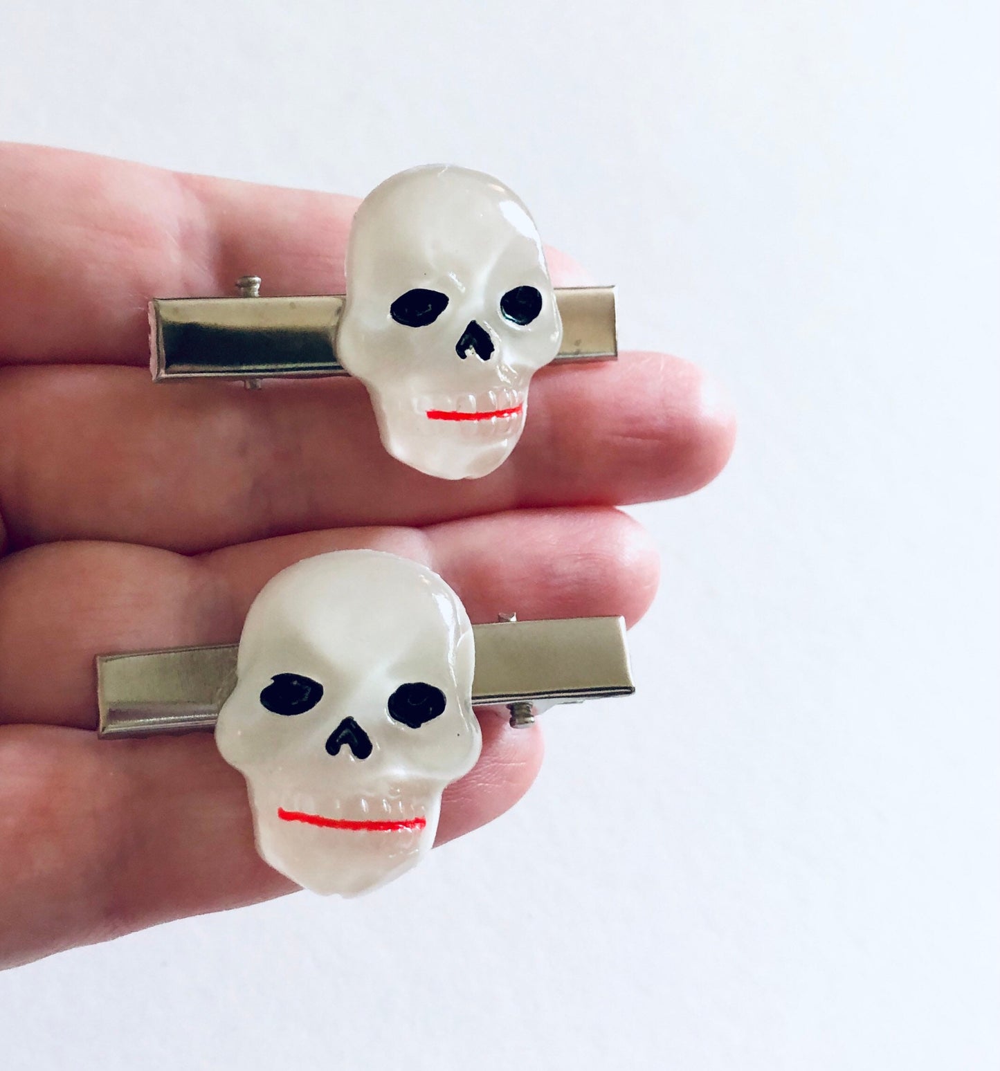 Skeleton Skull Hair Clips Alligator Clips, Spooky Clear Resin Skulls Halloween Hair Clips, Set of 2