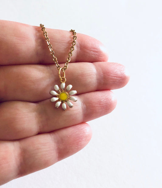 Flower Daisy Necklace, White Petal Flower Yellow Center, Boho Floral Necklace, GOLD PLATED Chain, Cottage Core Fairycore